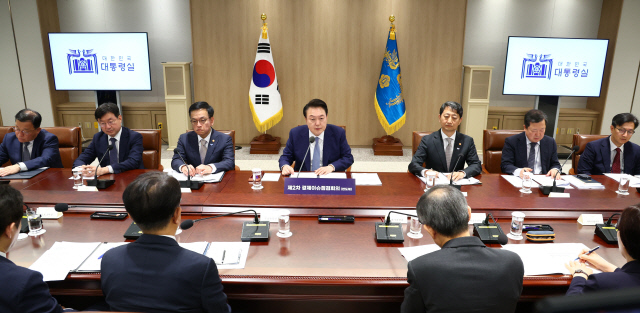 윤석열 대통령이 23일 서울 용산 대통령실 청사에서 제2차 경제이슈점검회의를 주재하고 있다. 연합뉴스